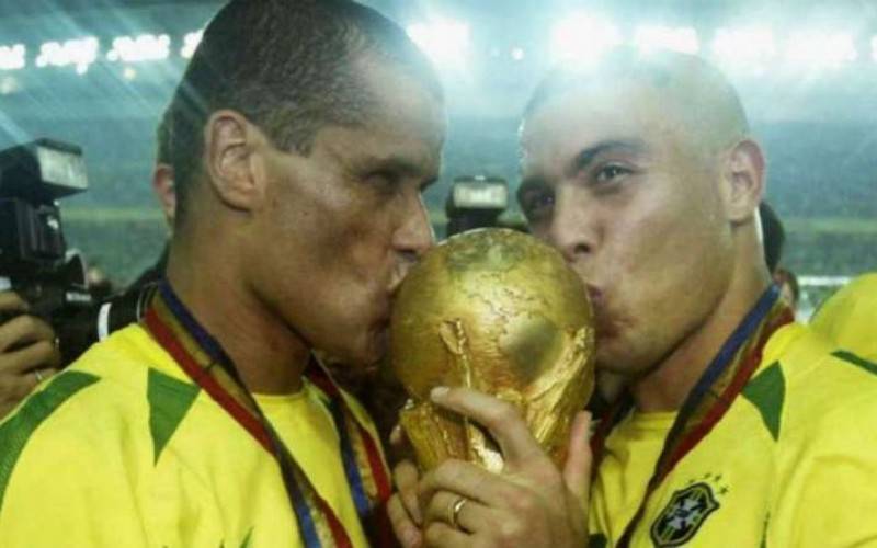 Rivaldo e Ronaldo Fenômeno beijam a taça da Copa