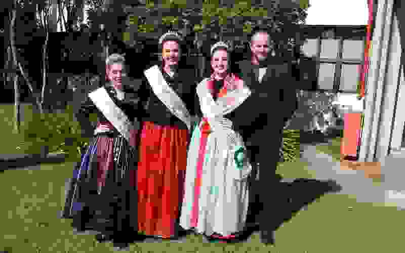 2.ª princesa Thaís Paetzinger, rainha Maiara Marcon, 1.ª princesa,  Tainara Blauth, e o diretor de Cultura, Gilnei Mück, em divulgação do Festival do Folclore de Nova Petrópolis