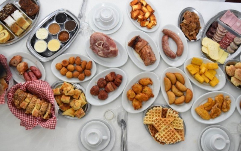 Evento reverencia a hospitalidade com mesa farta de comidas típicas e bebidas quentes | Jornal NH