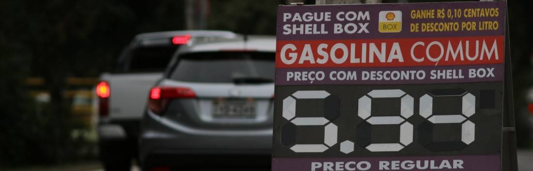 Preço da gasolina cai 40 centavos e volta a custar menos de 6 reais em Novo Hamburgo