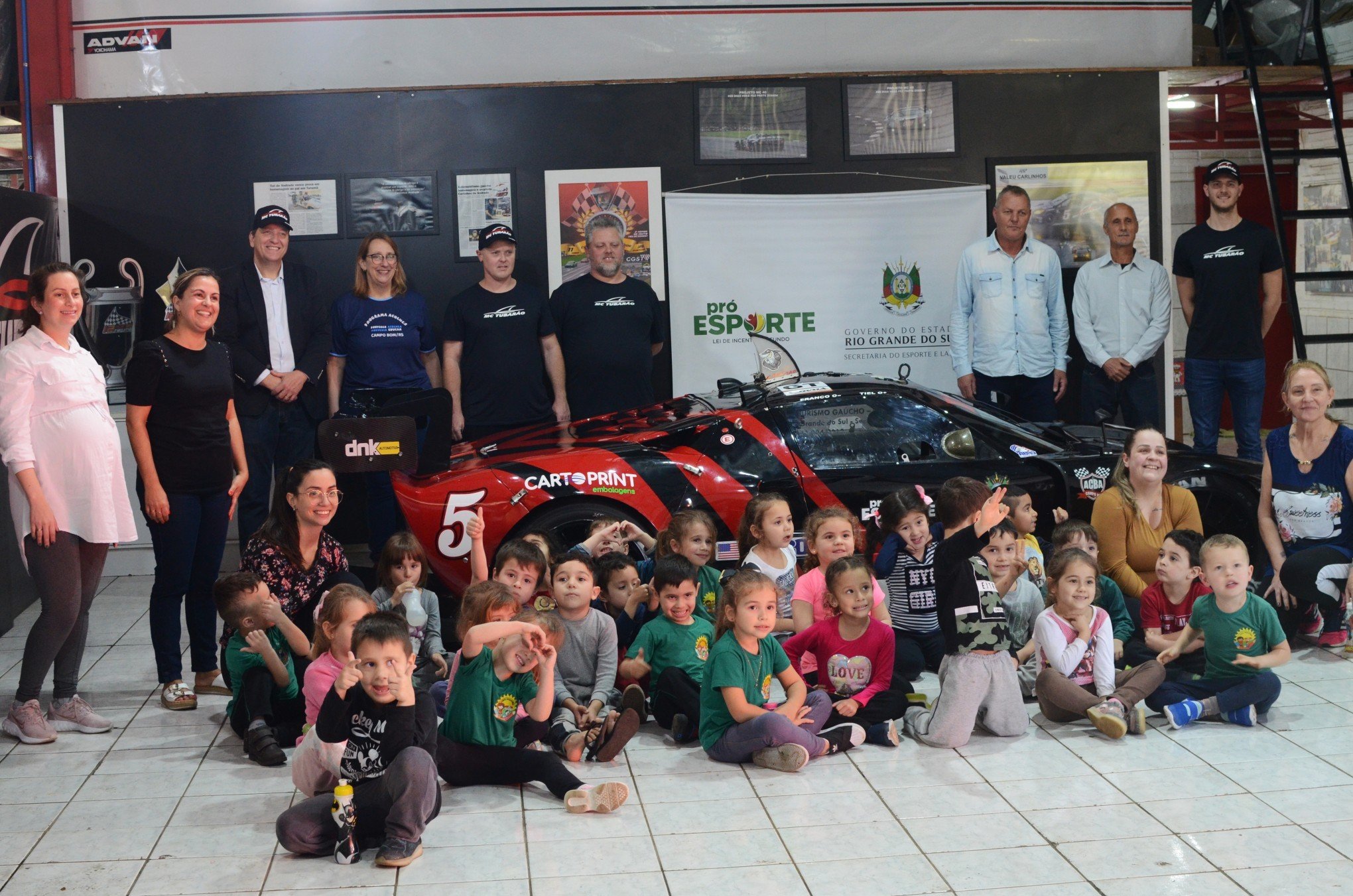 Campeão brasileiro de automobilismo visita a escola onde estudou