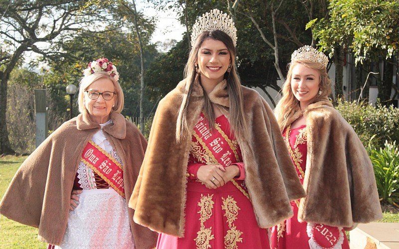 Corte São leopoldo Fest 2022 é formada pela rainha Giovana Gomes, a primeira princesa, Morgana Krebs, e a Oma, Iselda Barden Rosa