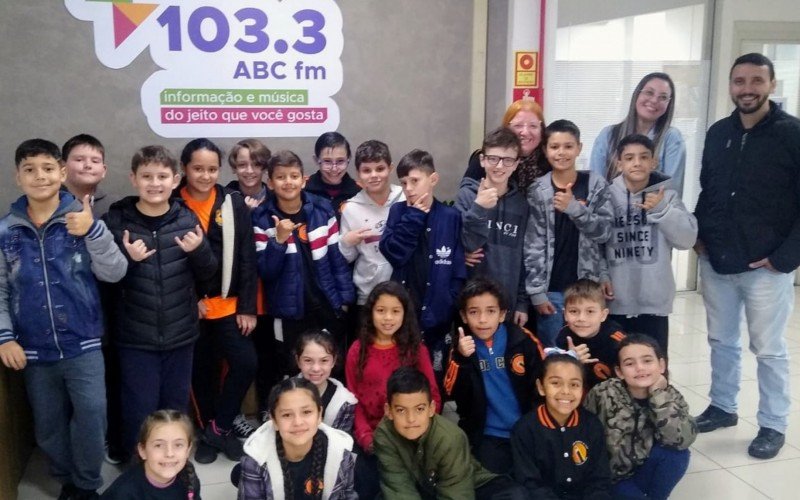 Alunos de Campo Bom visitam o Grupo Sinos