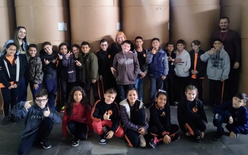 Alunos de Campo Bom visitam o Grupo Sinos