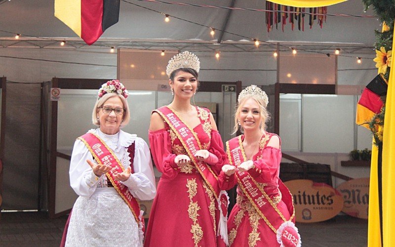 Corte da São Leopoldo Fest 2022 é formada pela oma Iselda, pela rainha Giovana Gomes e pela princesa Morgana Krebs 