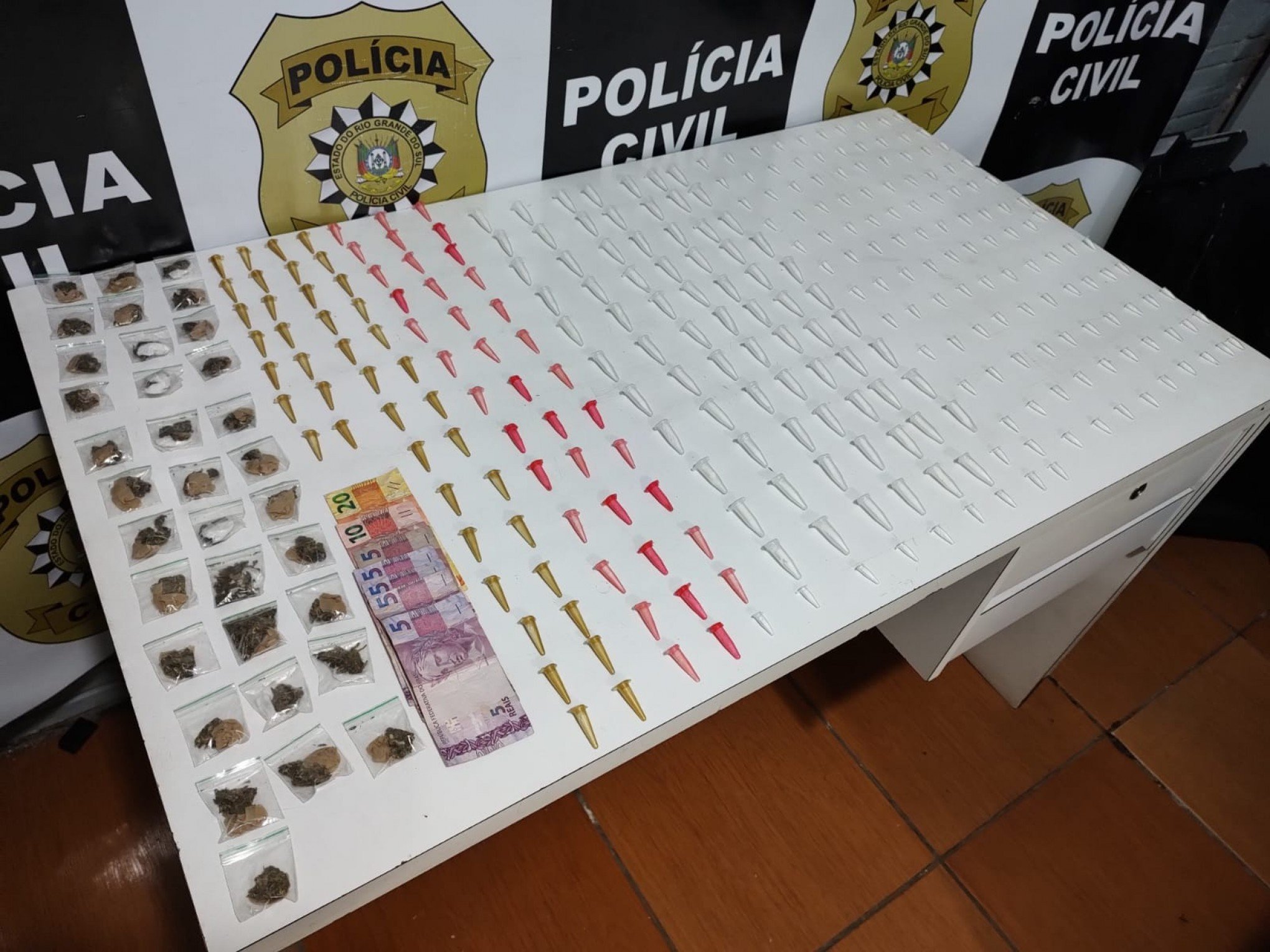 Traficantes presos tinham ponto de venda de drogas com localização no