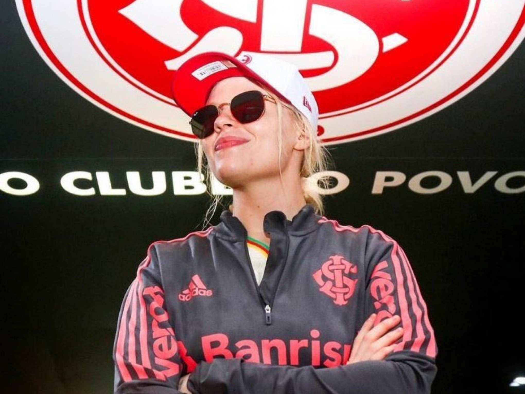 Luísa Sonza encontra fã clube vestido de vermelho e reflete sobre 2º turno
