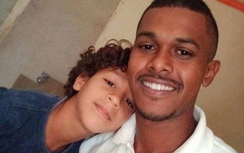 Lailson com o filho de 8 anos após retornar para Pernambuco