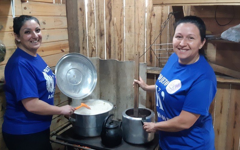 Andréa e Angelita preparam as refeições para distribuir a famílias todas as terças e quintas 