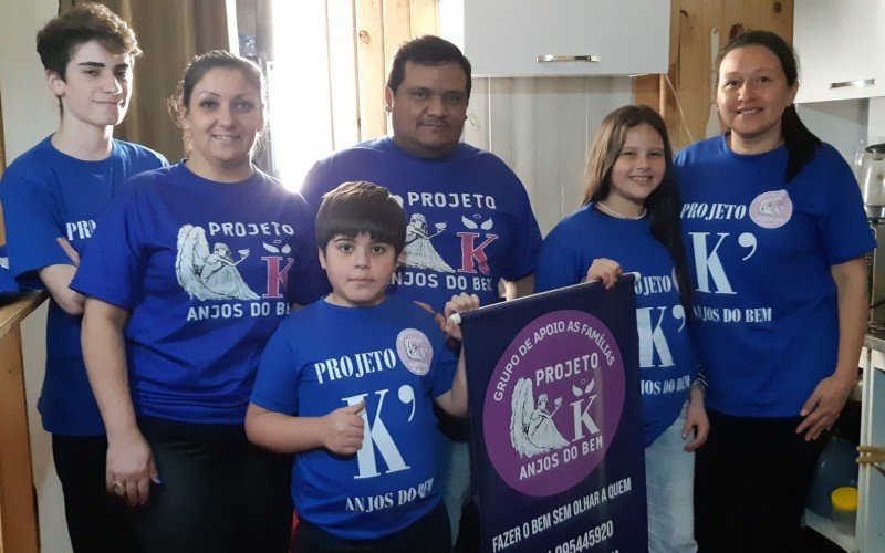 Jeferson, Andréa, Clairton, Arthur e Nicole (com o banner) e Angelita tocam o projeto