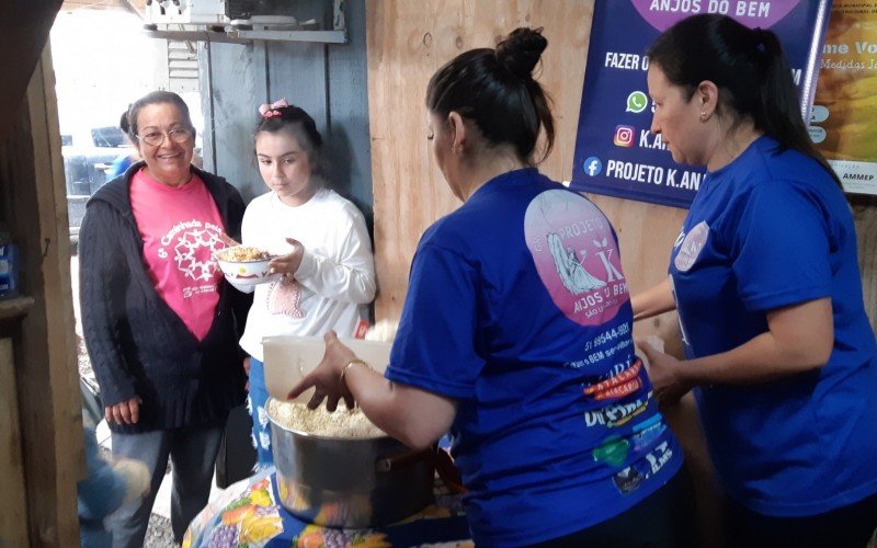 Ana Regina e a filha Vit&oacute;ria s&atilde;o algumas das beneficiadas