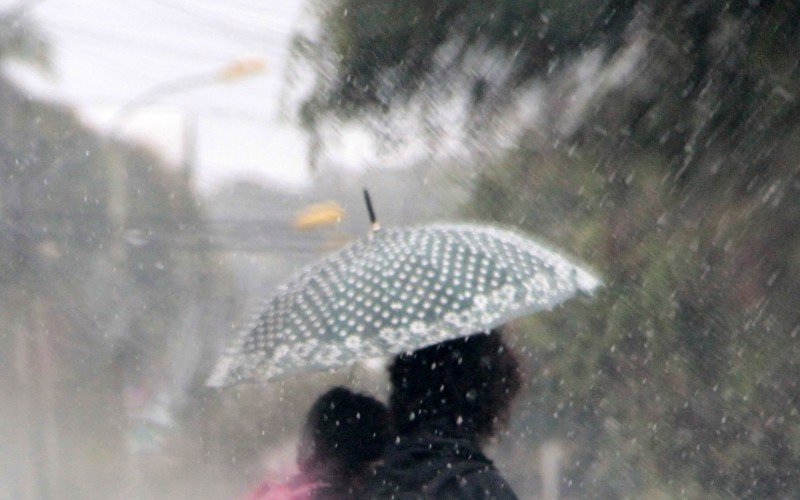 Chuvarada tomou conta da cidade nesta terça-feira