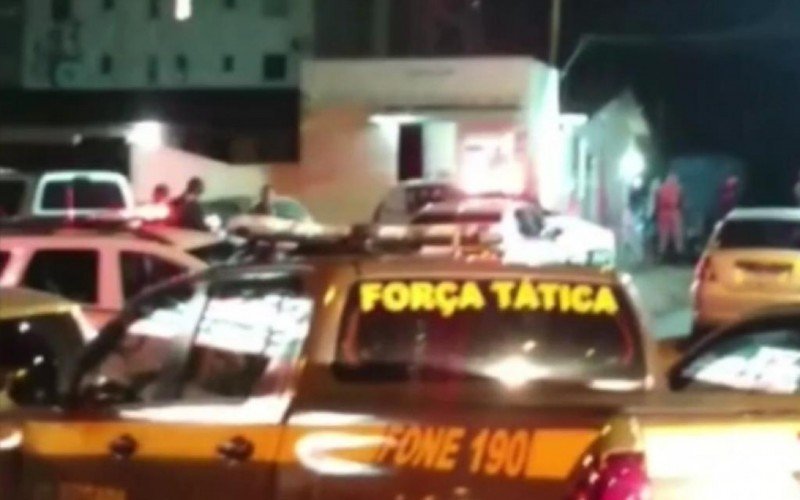 Agentes do Denarc entraram em confronto com criminosos na noite desta quarta-feira e condomínio foi tomado por policiais | abc+