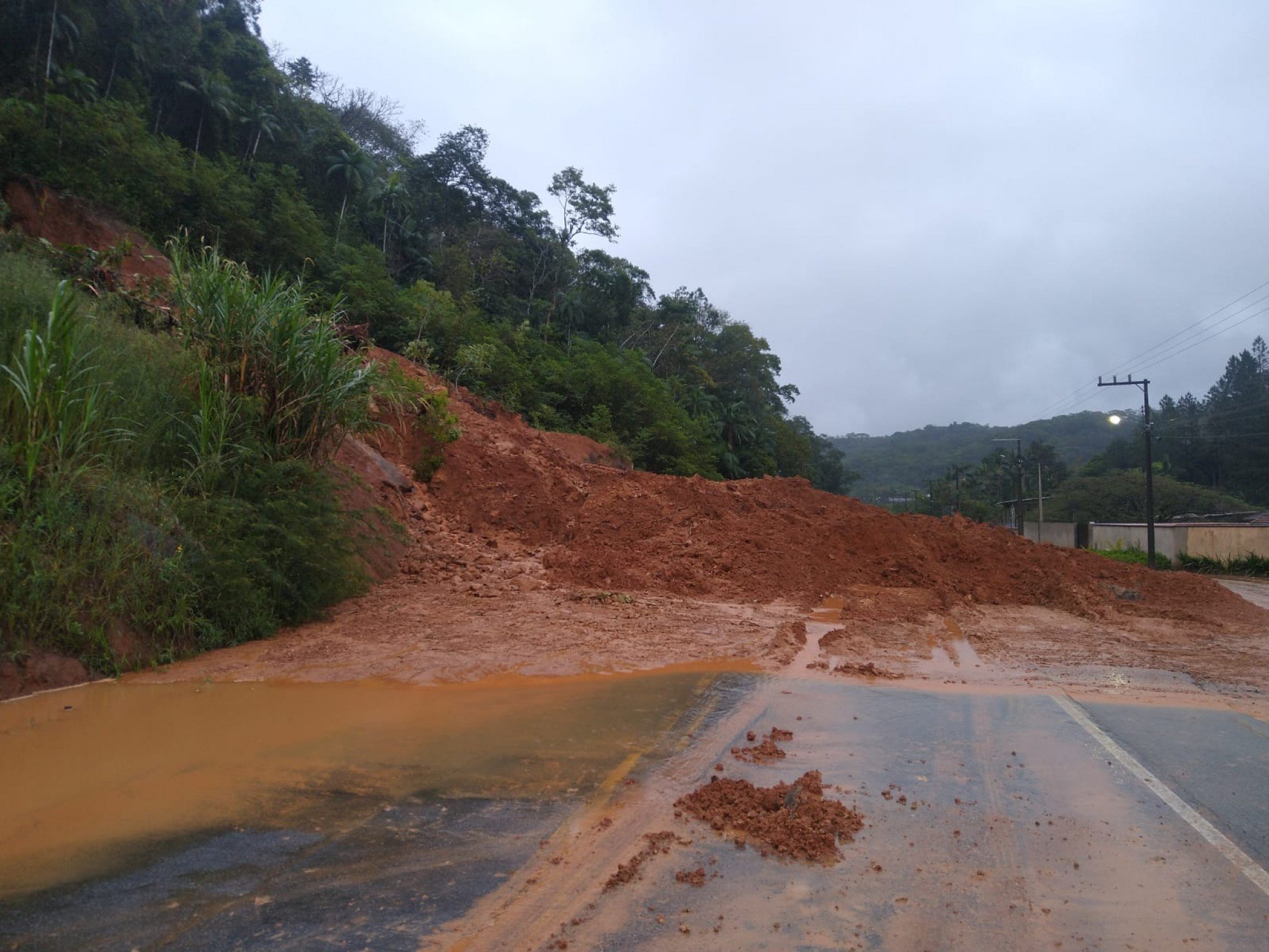 Queda De Outdoor E Deslizamentos De Terra São Registrados Durante Passagem De Ciclone Por Santa 