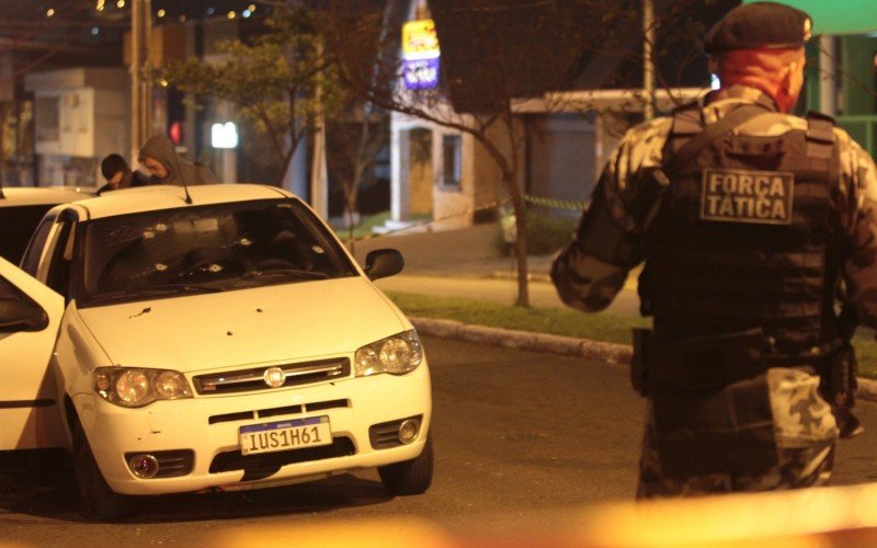 Assaltantes morrem após confronto com a Brigada Militar na Avenida Frederico Linck, no bairro Ideal, em Novo Hamburgo | abc+