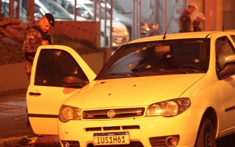 Assaltantes morrem após confronto com a Brigada Militar na Avenida Frederico Linck, no bairro Ideal, em Novo Hamburgo | abc+