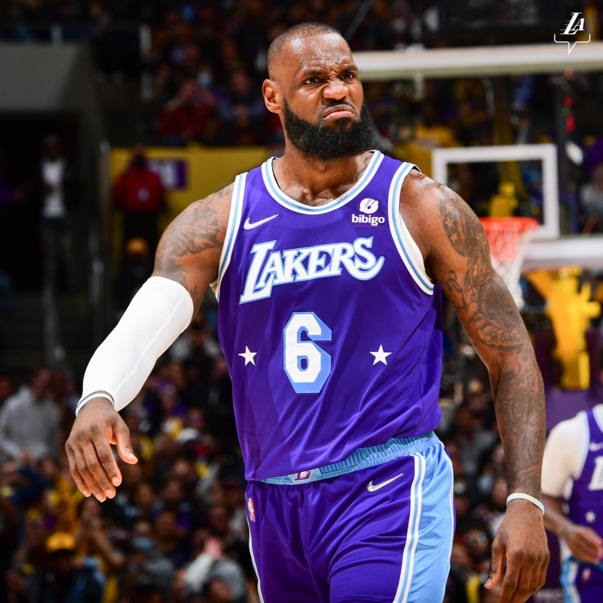 LeBron James renova com o Los Angeles Lakers e torna-se o atleta