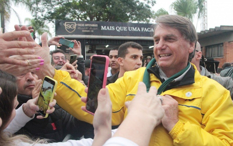 Em evento, na Casa do Gaúcho, Bolsonaro, que é presidente de honra do PL, assina filiação de prefeitos, vices e de pré-candidatos à prefeitura em 2024 | Jornal NH