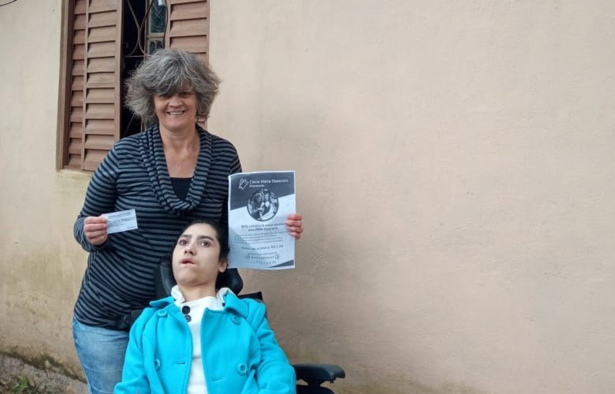 Mãe que vive de pensão para cuidar da filha com paralisia cerebral não consegue empréstimo para consertar telhado