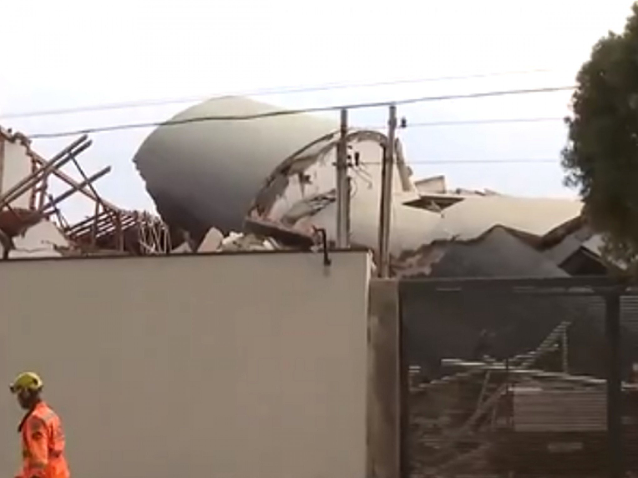 Prédio desaba em BH: vídeo mostra momento da queda