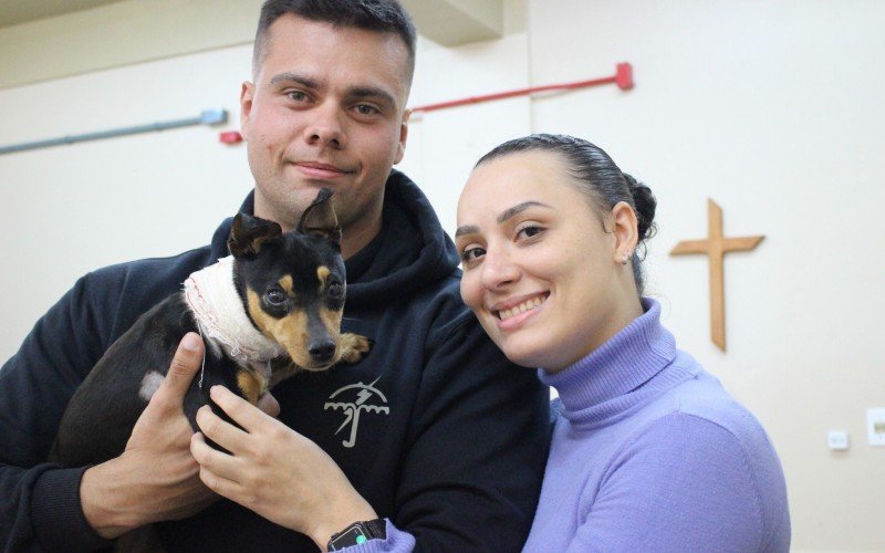 Casal de policiais adota cachorrinha resgatada que foi enterrada viva