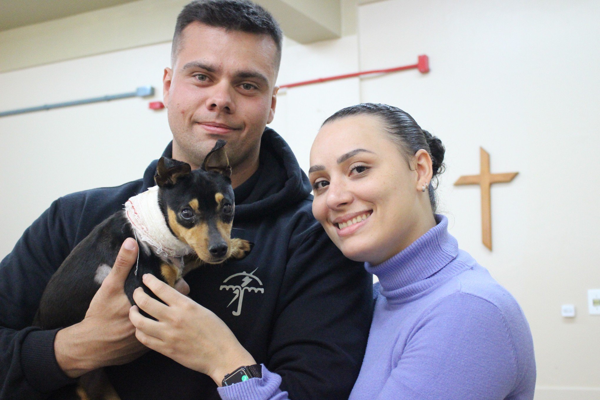 Cachorrinha enterrada viva em Canoas recebe alta e vai para casa da nova família