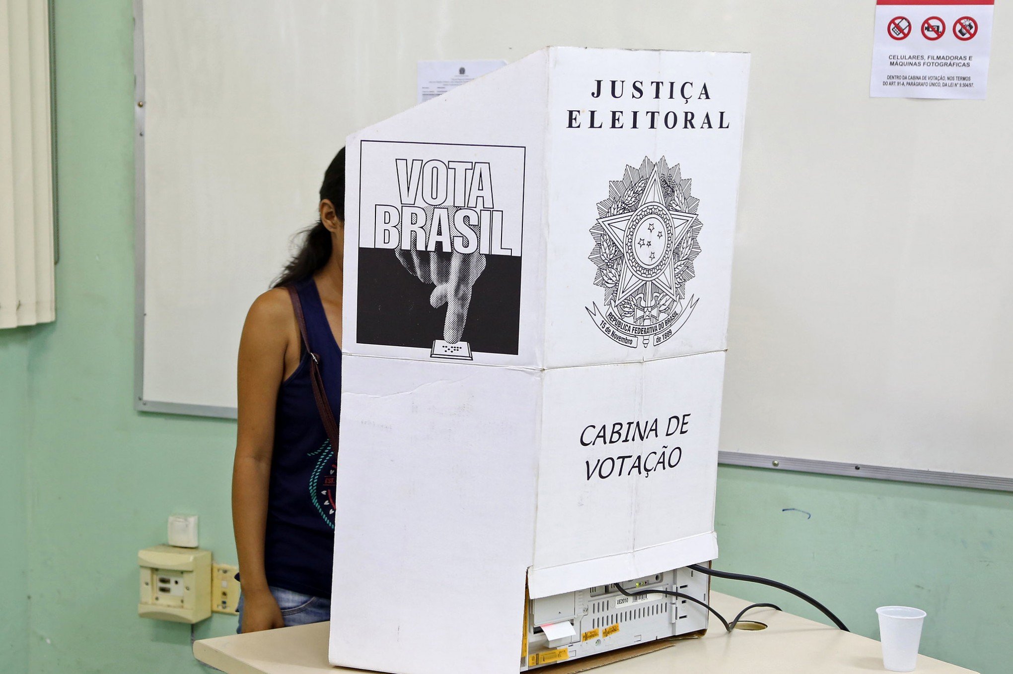 Eleições 2022: Eleitores não poderão entrar na cabine de votação