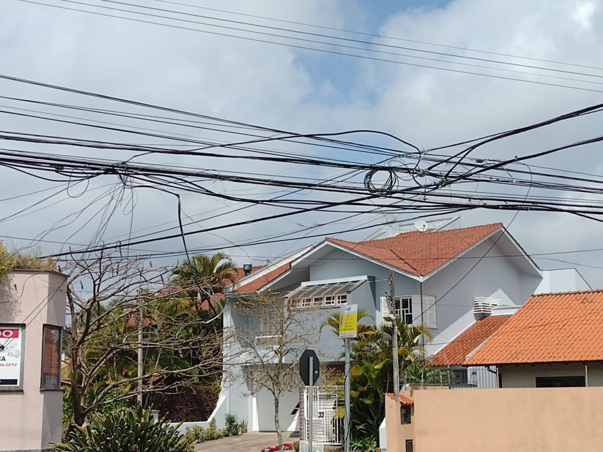 Emaranhados de fios e cabos têm data para acabar em São Leopoldo; saiba quando