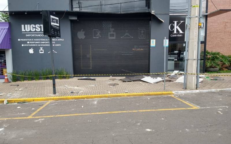 Homem escapa da queda de revestimento de prédio no Centro de Campo Bom