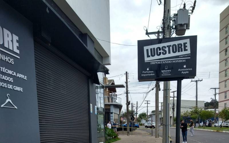 Homem escapa da queda de revestimento de prédio no Centro de Campo Bom