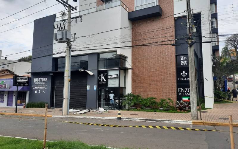 Homem escapa da queda de revestimento de prédio no Centro de Campo Bom