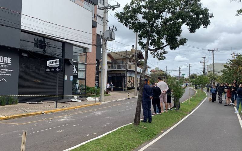 Homem escapa da queda de revestimento de prédio no Centro de Campo Bom
