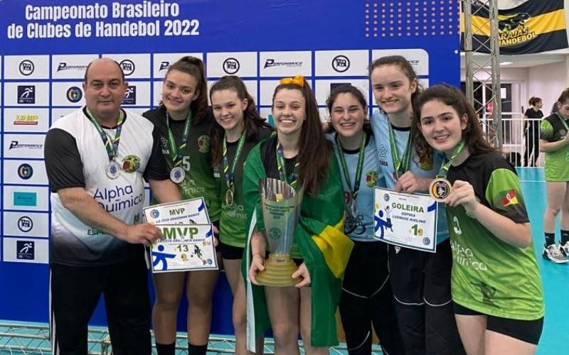 Atletas ginasticanas e o treinador Aristaco Fernandes