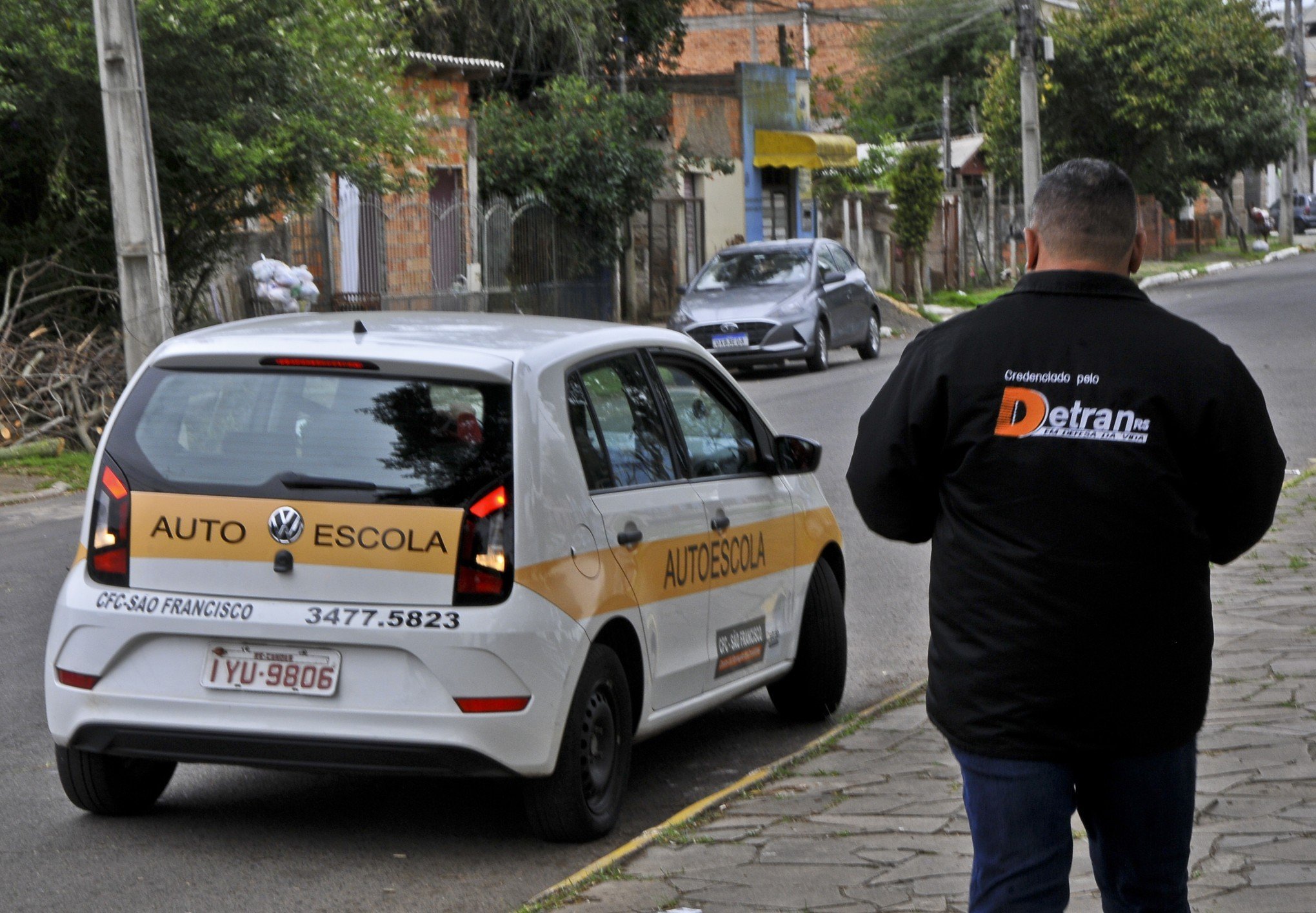 "Agora todo mundo consegue tirar a carteira": Novas regras para CNH atraem candidatos a autoescolas