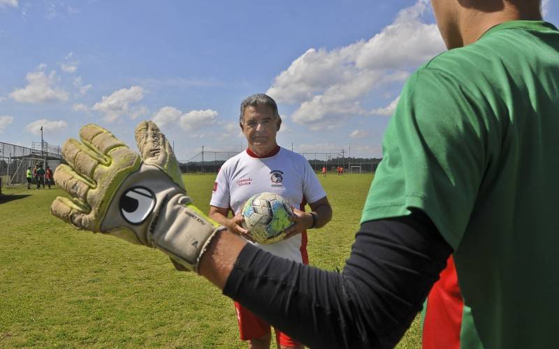 Nininho treina goleiro Jo&atilde;o Guilherme, de 16 anos