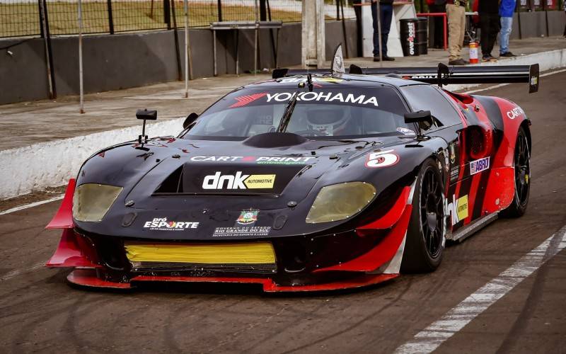 Pilotos Tiel de Andrade e Franco Pasquale disputam o Super Turismo RS com o prot&oacute;tipo Tubar&atilde;o MC40