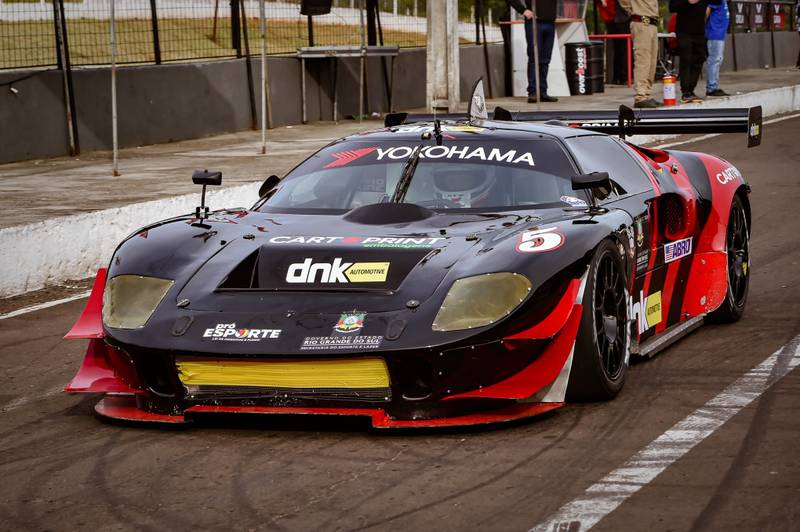 Pilotos Tiel de Andrade e Franco Pasquale disputam o Super Turismo RS com o prot&oacute;tipo Tubar&atilde;o MC40