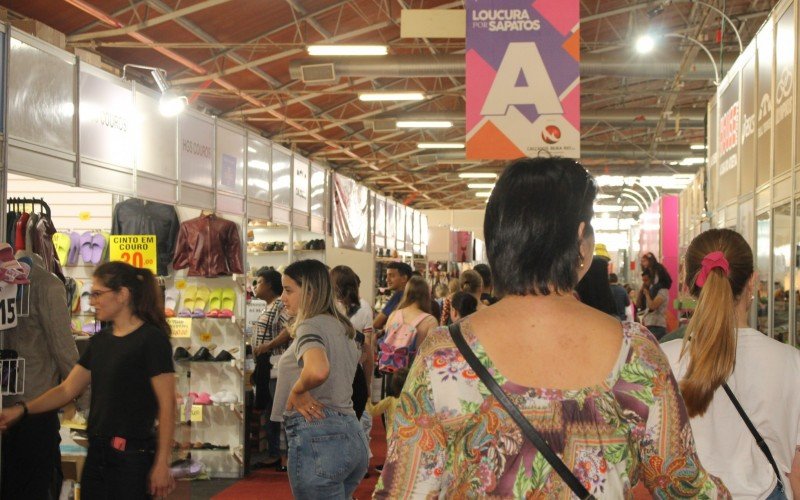 Feira da Loucura por Sapatos | Jornal NH