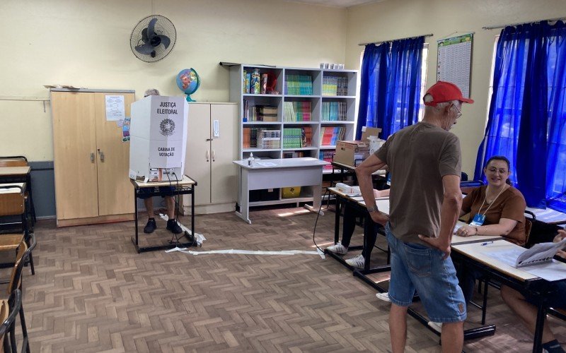 A Justiça Eleitoral considera cada turno de votação como um evento separado. Portanto, os eleitores que não compareceram ao primeiro turno têm a oportunidade de votar no segundo turno, desde que estejam regularizados e aptos a votar.  | abc+