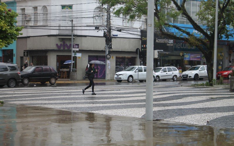 Tempo vira e semana termina com temporais e risco de granizo no RS