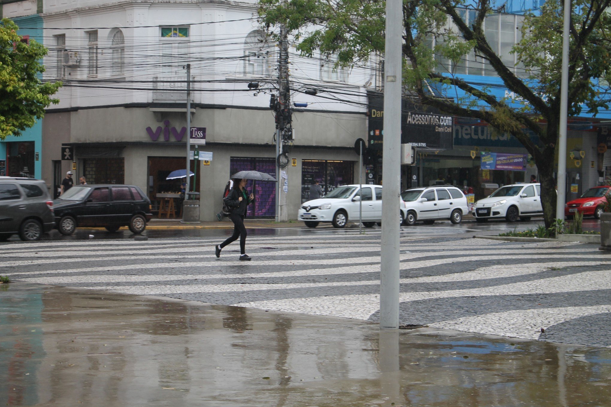 Tempo vira e semana termina com temporais e risco de granizo no RS