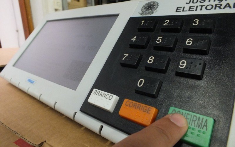 Votação para conselheiros tutelares é feita em urna eletrônica