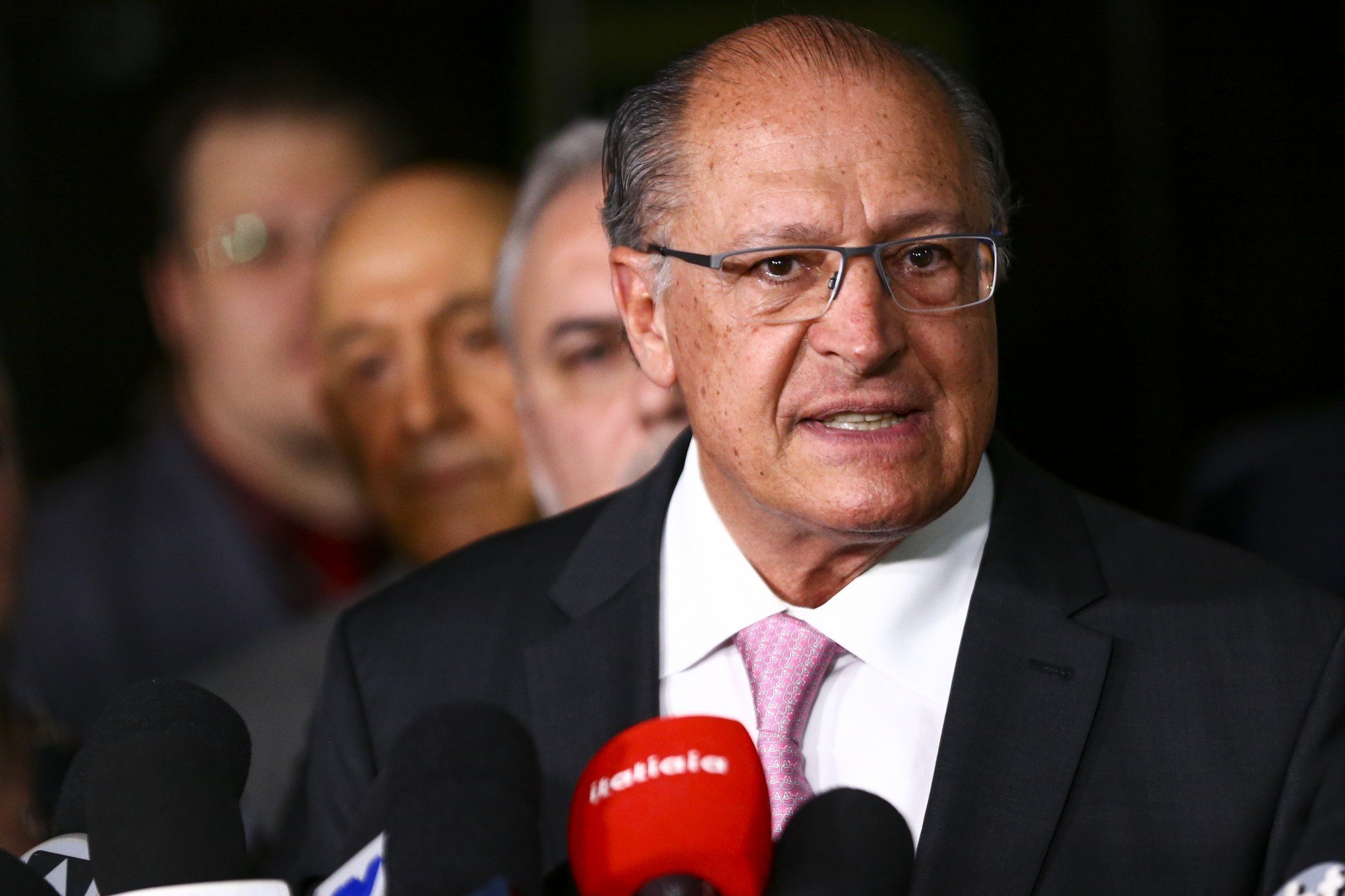 Geraldo Alckmin socorre mulher que passou mal em voo