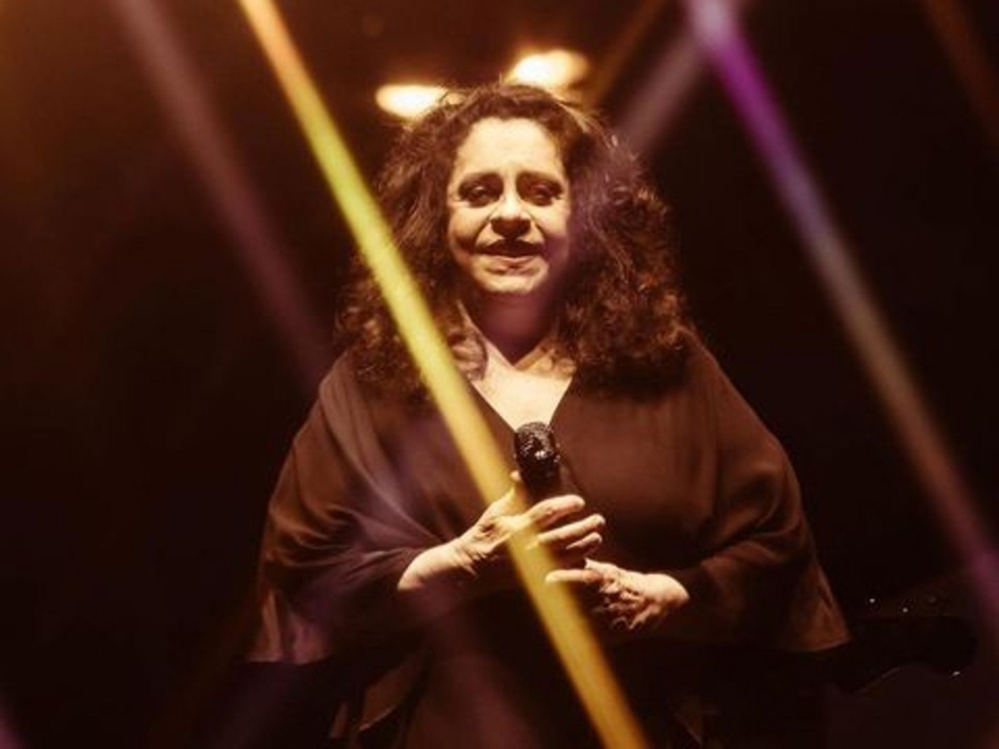 GAL COSTA: Túmulo finalmente ganha placa com o nome da cantora