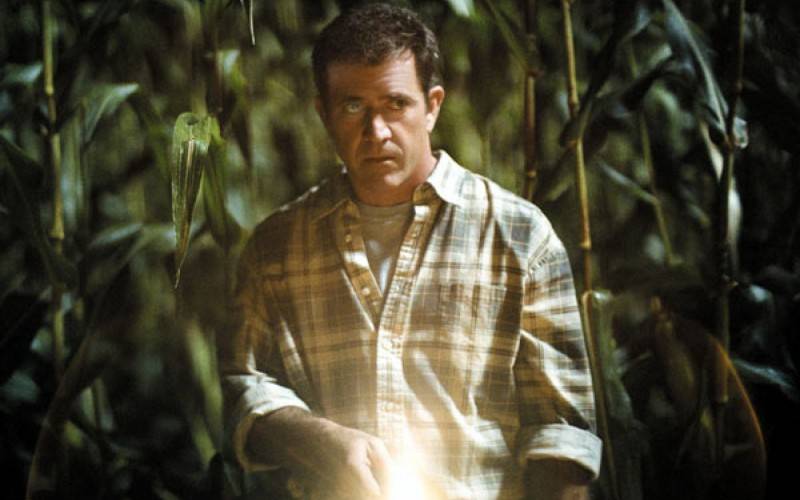 Mel Gibson interpretou um padre que perdeu a f&eacute; no suspense "Sinais"