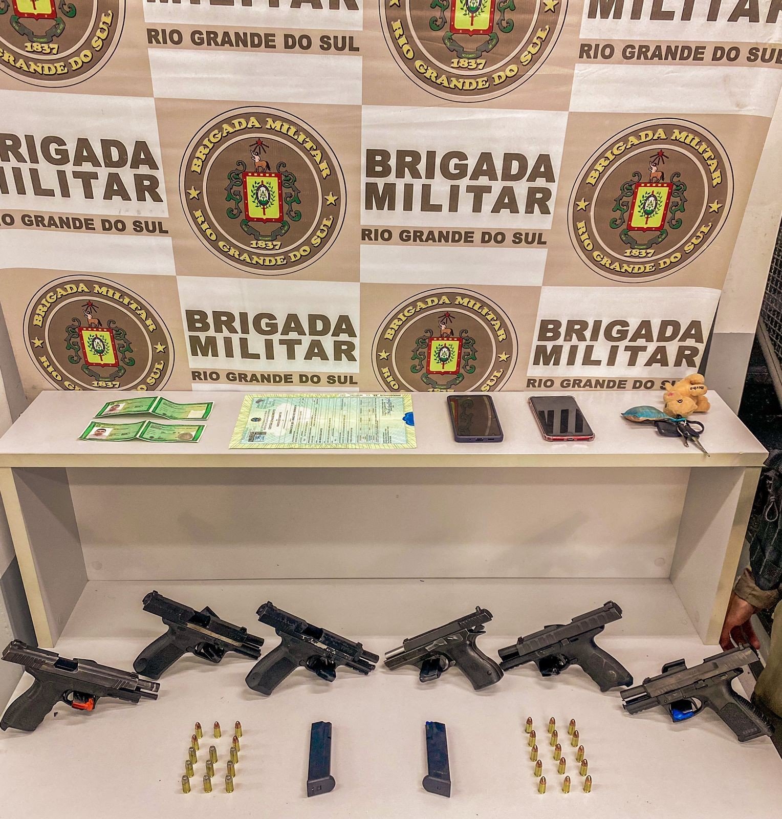 Cope apreende armas, munições e documentos falsos no Pilarzinho