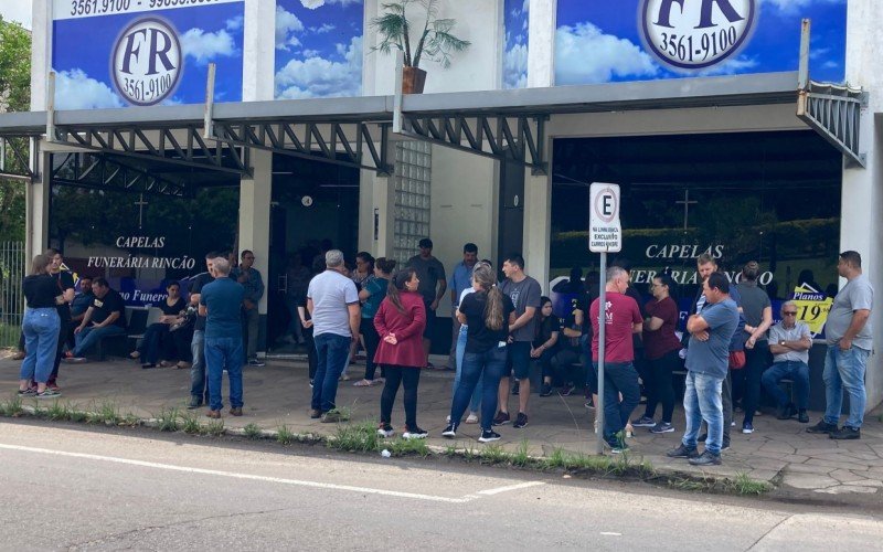 Familiares e amigos se despedem de dona de floricultura assassinada em Estância Velha