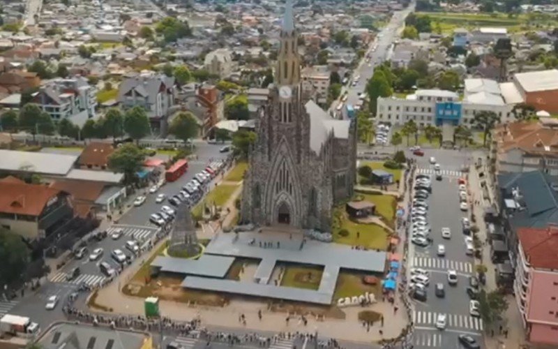 Abraço na Catedral de Pedra em Canela