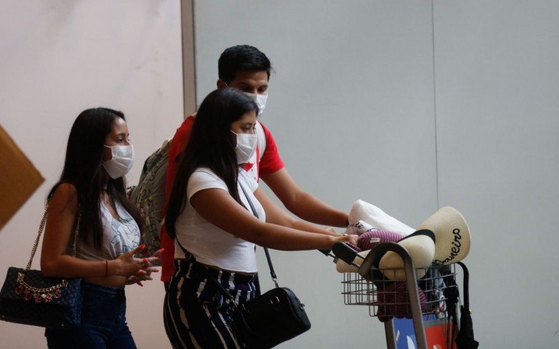 Uso de máscara em aviões e aeroportos não é mais obrigatório