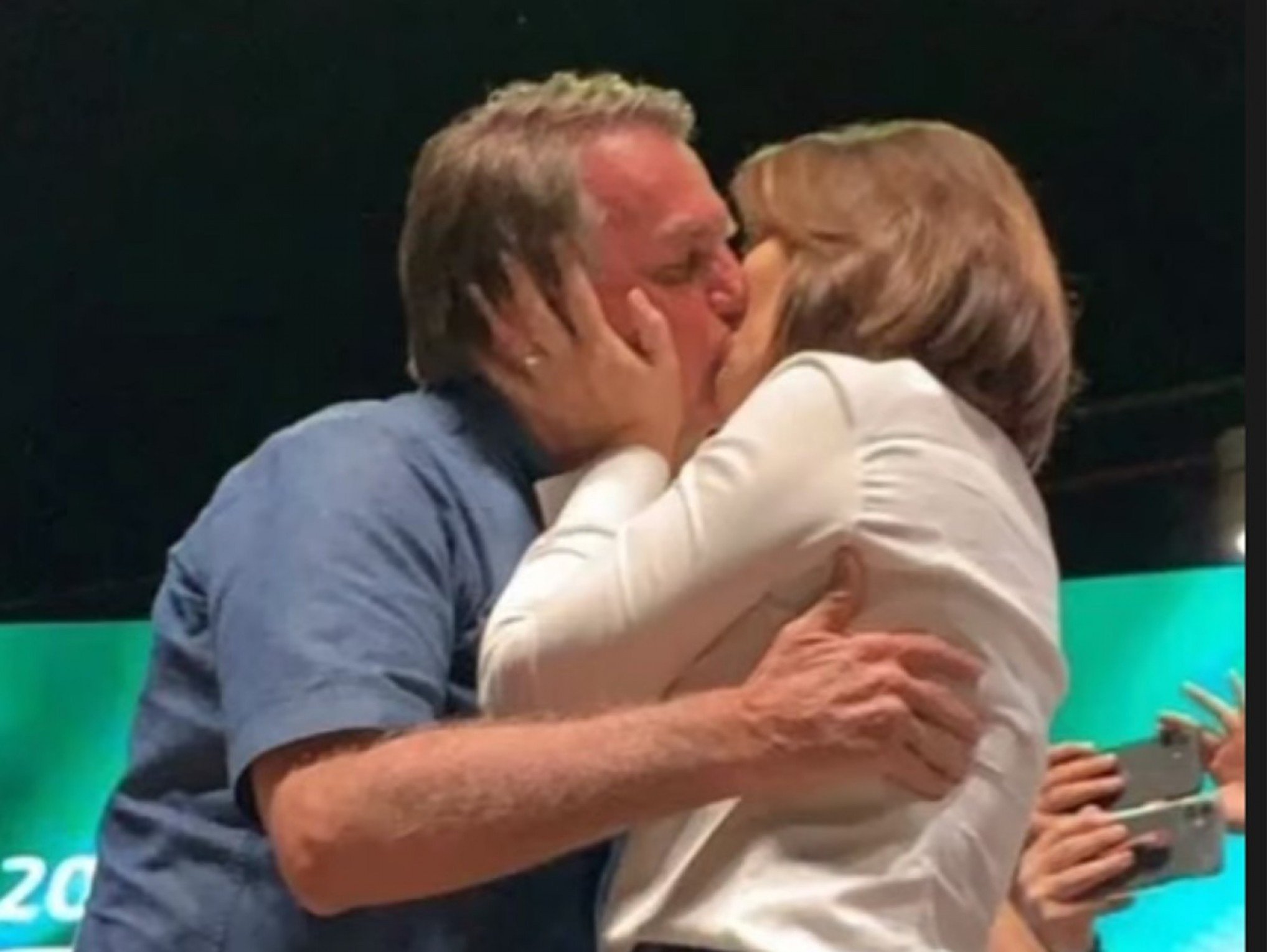 "Meu amor conseguiu se alimentar e já fez a fisioterapia, graças a Deus", diz Michelle
